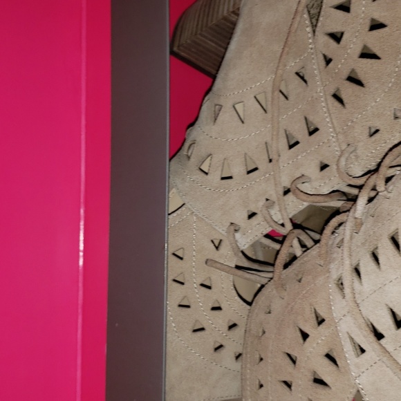 Vince Camuto size 10M shoes, Tan. - Picture 2 of 4